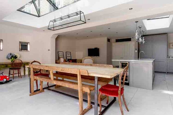 Whole house & parking, large 4 bedrooms gallery image 2