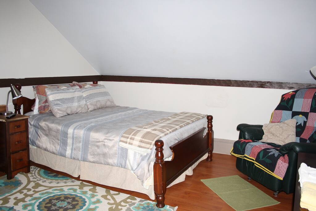 Bedroom 1 - queen (90-100 per night)