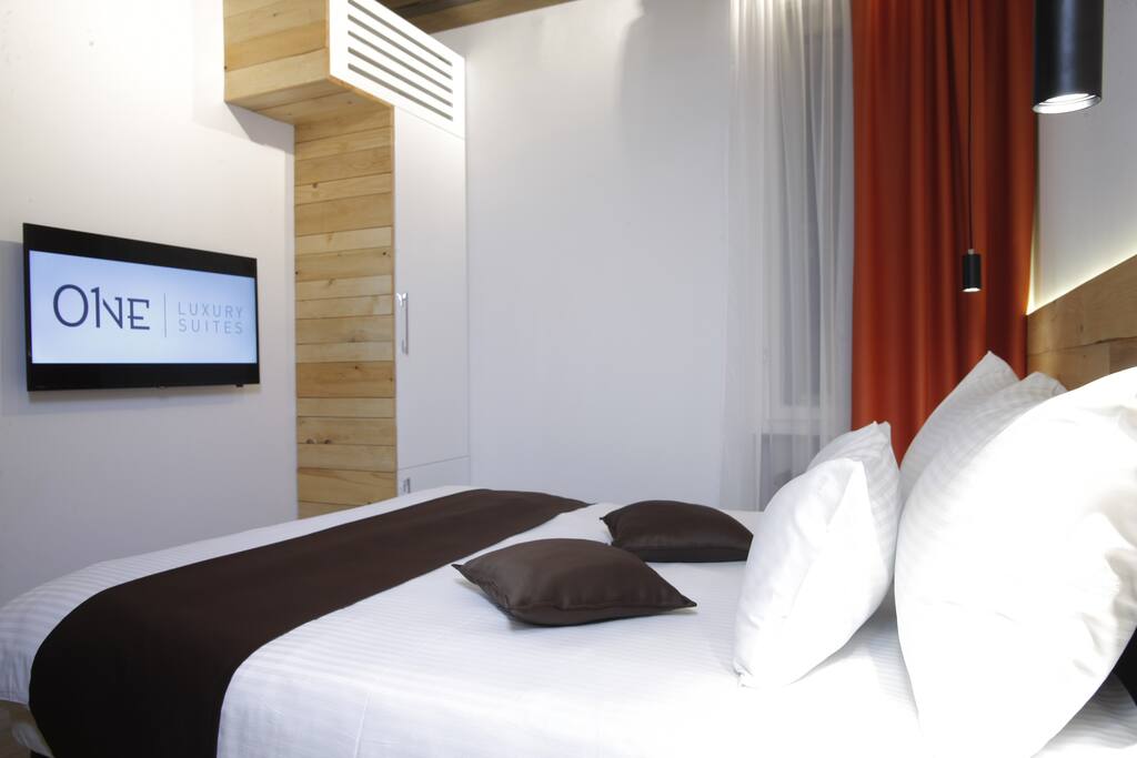 Bedroom, Flatscreen TV