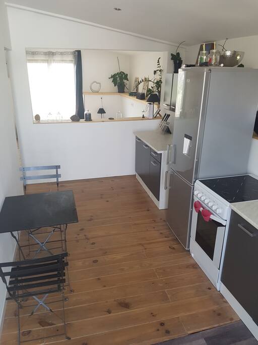 table soit a l intérieur soit à l extérieur mais il fait chauuuuuud au soleil