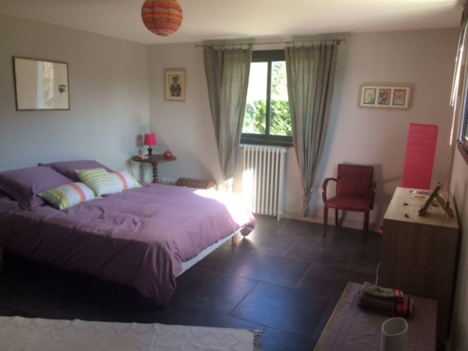 Vue partielle de la grande chambre
