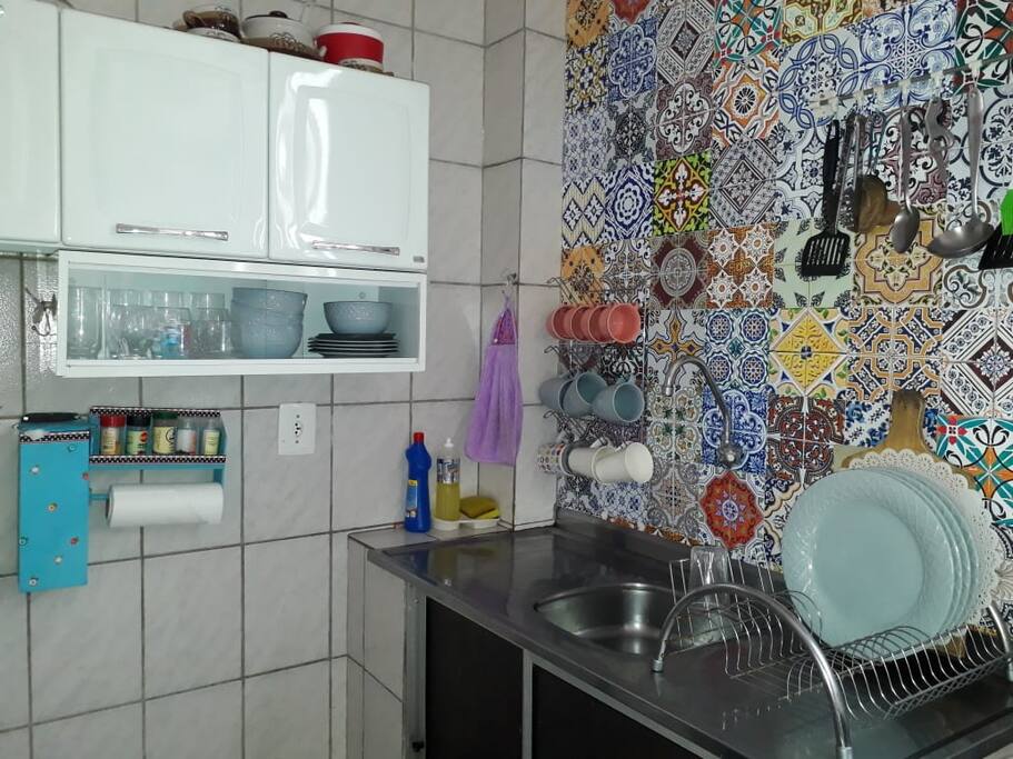 Cozinha coletiva com eletrodomésticos e utensílios