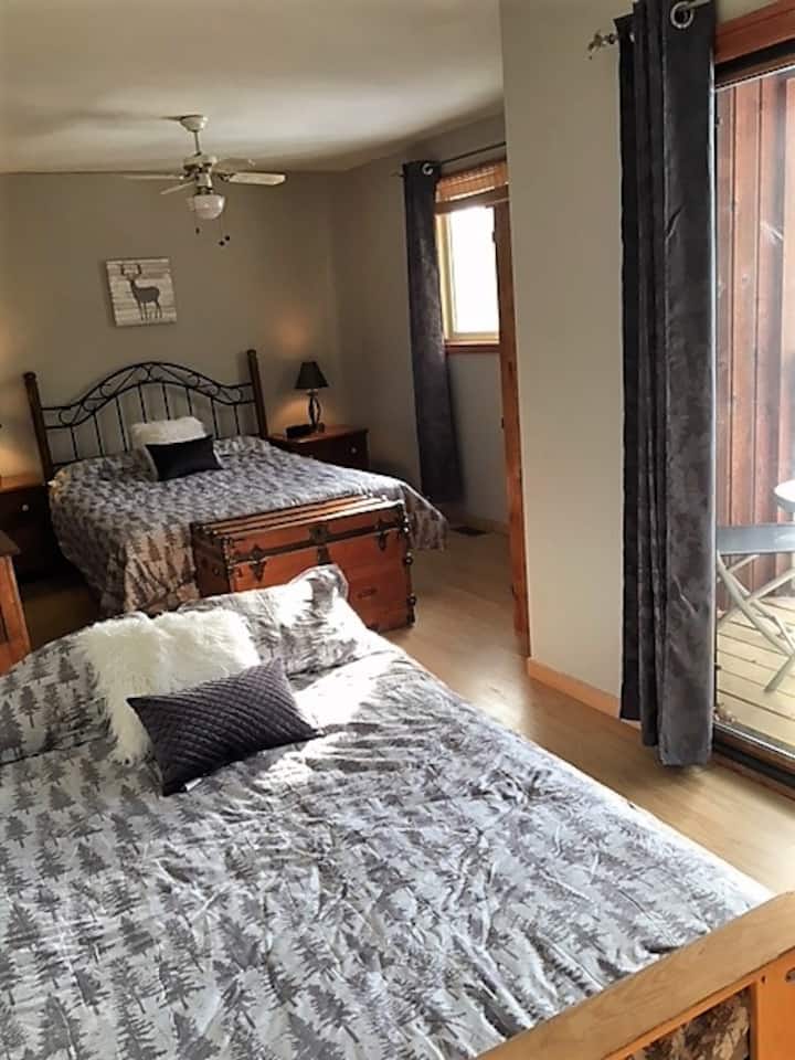 Lakefront Cottage Near Algonquin Park! Cabins for Rent in Maynooth