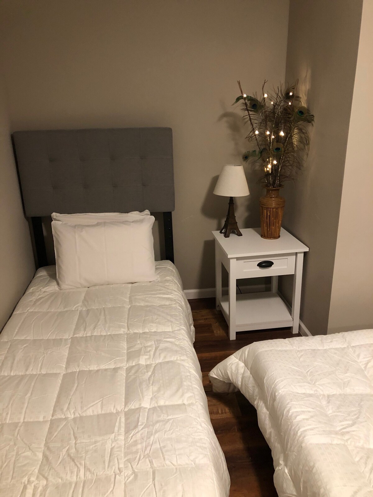 Segundo dormitorio con dos camas individuales.