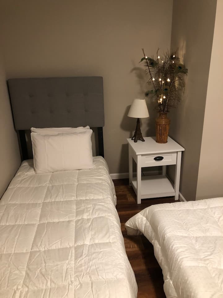 Second Bedroom with two Twin beds