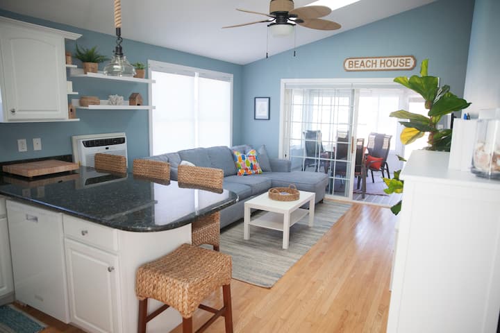 Cozy Cottage With Ocean Views, Wells Maine - Wells Beach, ME