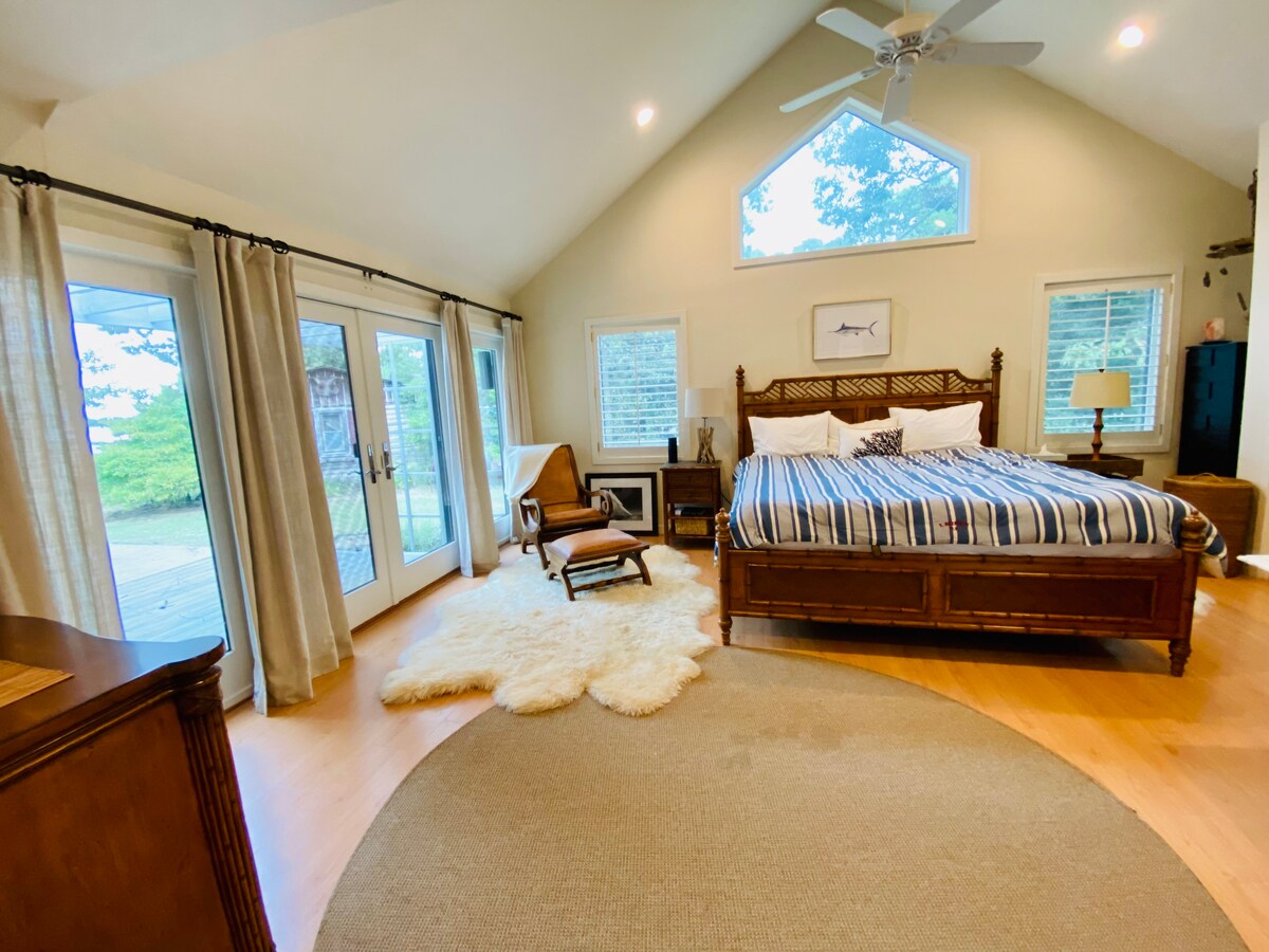 主卧位于主楼层。加大双人床。 