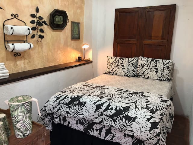 Welcome Home Guesthouse: Las Palmeras Room