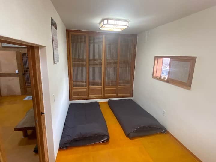 Il s'agit d'une petite pièce avec 2 chambres 
et la climatisation. 