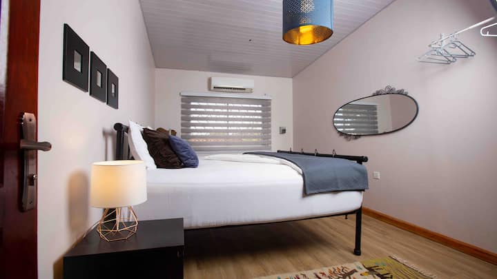 Dormitorio con 
colchón de espuma con memoria con cama tamaño king.
Pantalla para oscurecer la habitación, aire acondicionado.