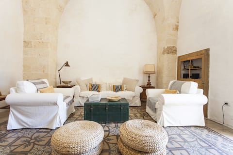 Sunny Townhouse w/ Roof Terrace in Historic Center