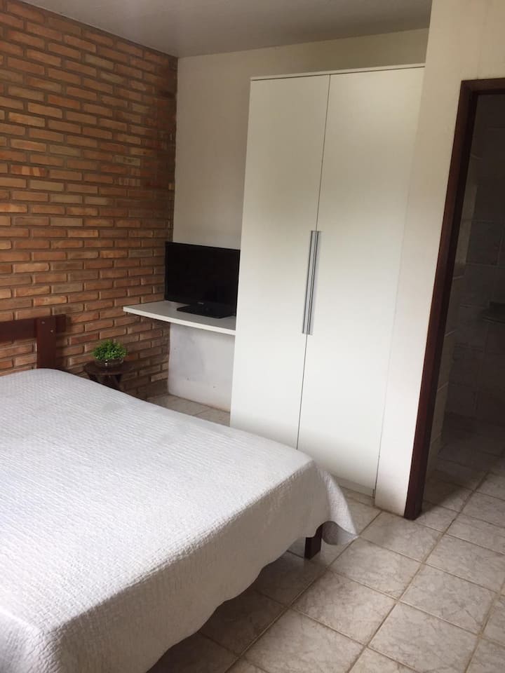 Habitación 1: tiene aire acondicionado.