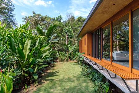 Contemporânea e sustentável no meio da Natureza