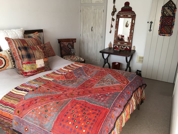 Double room in quaint cottage free light breaky! Cottages for Rent