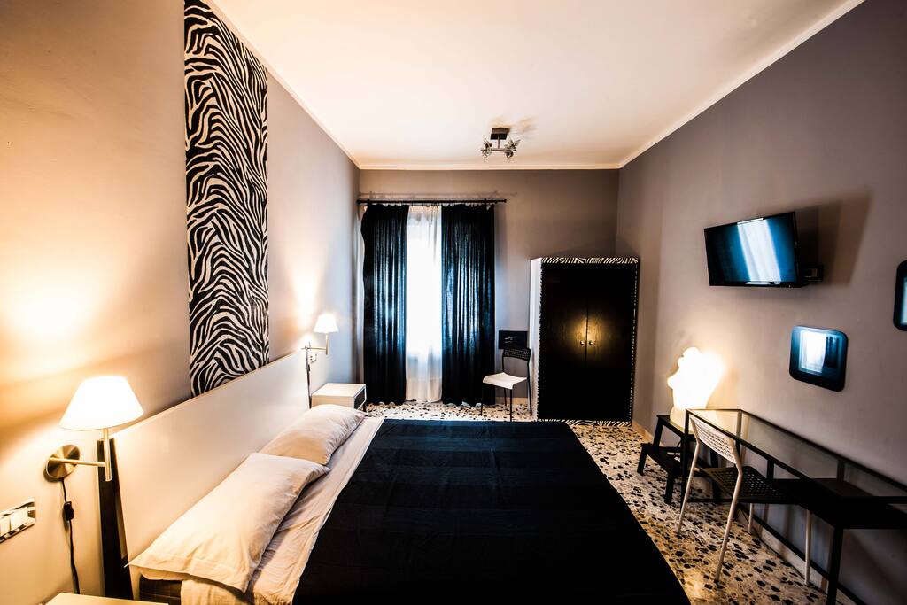 BlackRoom, stanza grande con 3 posti letto e/o culla, large room witj 2 beds and/or cot