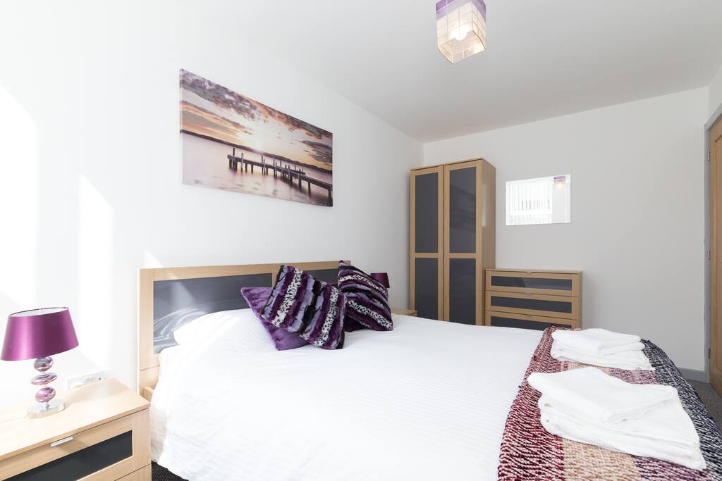 King size bed, wardrobe, chest of draws & mirror