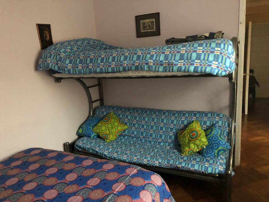 Futón, abajo se transforma en cama de 1 1/2 y arriba es cama de 1 plaza.