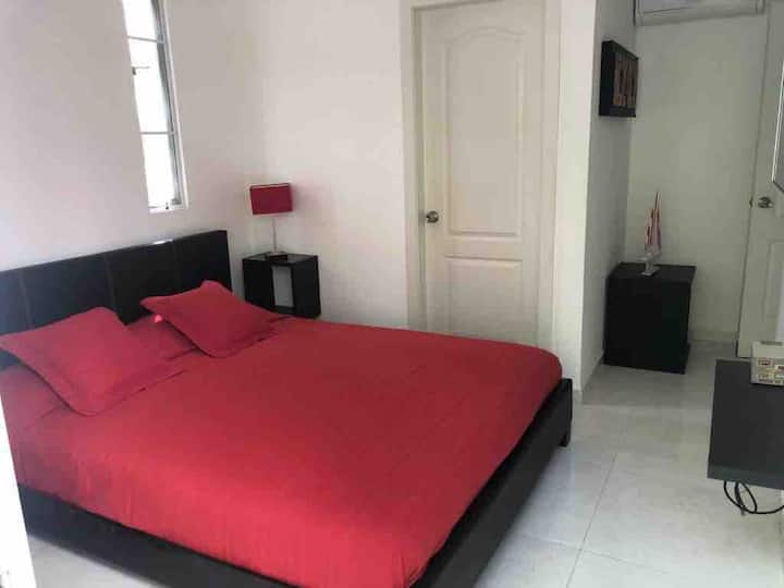 ПБ - брачен кревет (широк 180-220 см) - двоен кревет со тоалет и бања со тоалет и клима