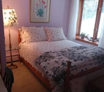 Cozy, private, SPACIOUS 3 bedrooms, 4 beds in VT.
