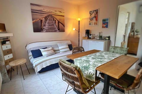 Successful Airbnb property: 2-room ground floor apartment in a quiet area. in Mandelieu La Napoule
