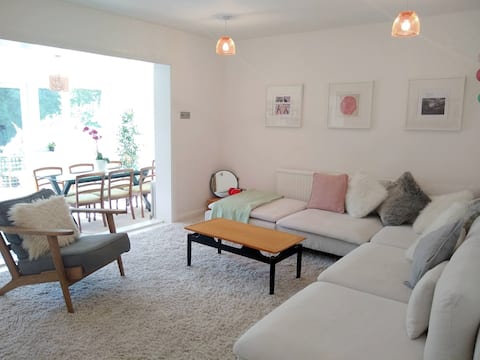 Successful Airbnb property: River Thames near Windsor, Heathrow & London in Wraysbury