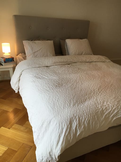Comfortable queen size bed with soft linens