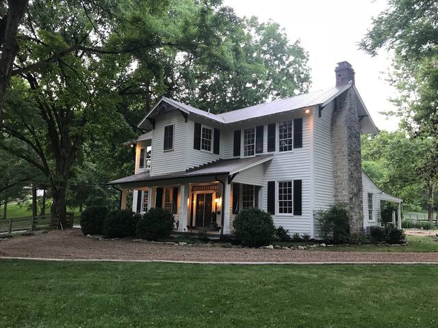 Hows Manor – Historical Luxury Farmhouse – 1840 gallery image 3