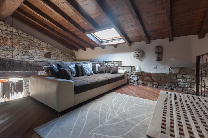 Soppalco ultimo piano con divano letto ( 2 posti), travi a vista e lucernario con vista sulla valle della Lunigiana e Appennino tosco emiliano 
