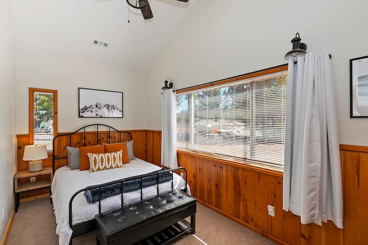 تحتوي غرفة النوم الثانية في المقصورة على سرير بحجم كوين ، وعثماني لتخزين إضافي. 