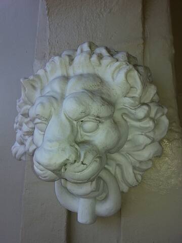 4 bedroom, 3 bathroom, huge, with palms and art gallery image 4