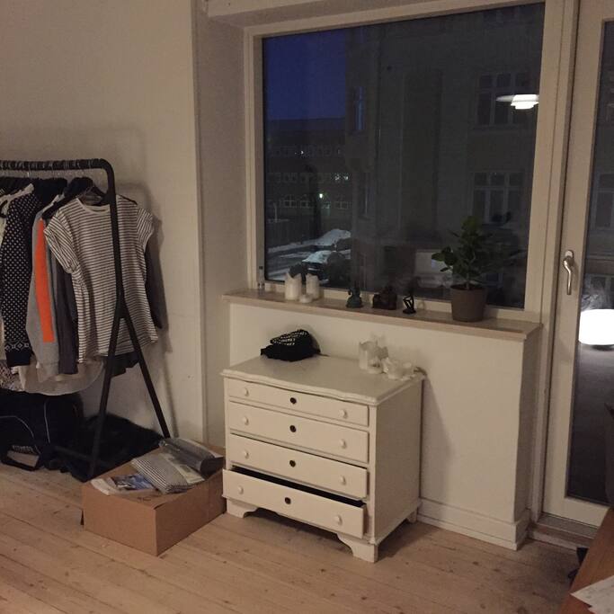 Tøj bliver fjernet, så du/I har plads.
Clothes will be removed so you have room for yours.
