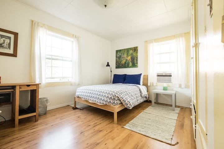 Chumba cha 3 cha kulala kilicho na dawati la kazi na AC yake mwenyewe