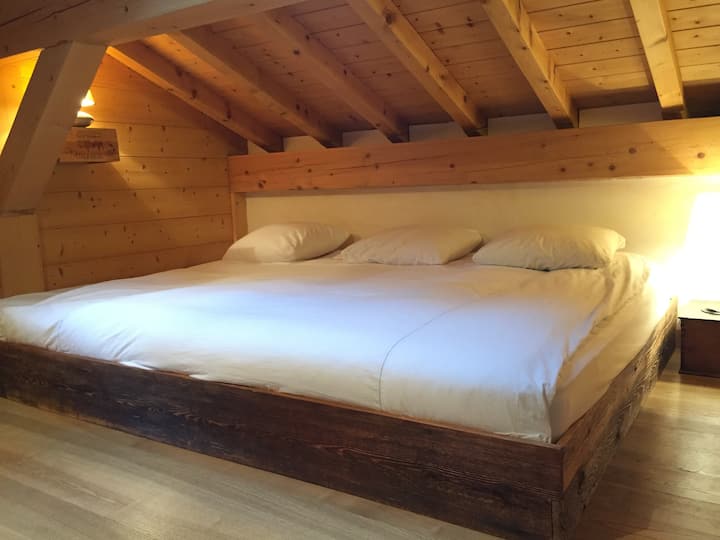 Spavaća soba 4 (3 kreveta za jednu osobu 90 susjednih vrata, 1. kat),  kupaonica na katu