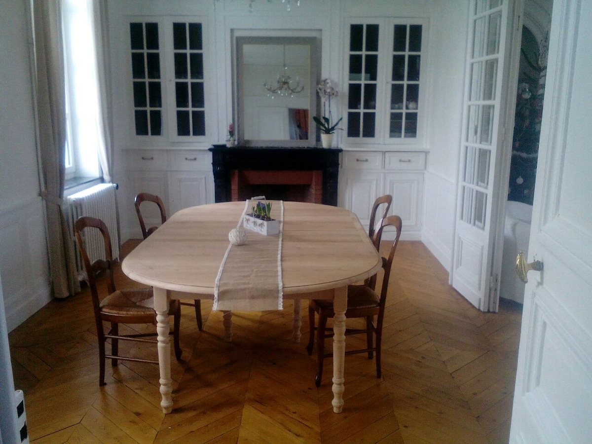 غرفة الطعام حيث يتم تقديم وجبات الإفطار