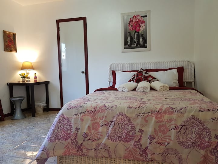 Dormitorio principal con sofá cama