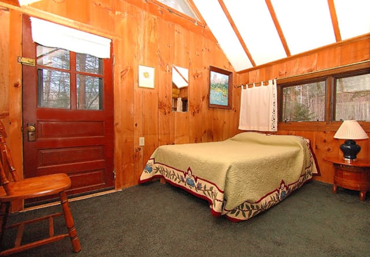 Chambre principale avec lit queen et douche