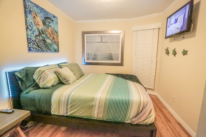 Nedavno uređena spavaća soba s bračnim krevetom i televizorom.