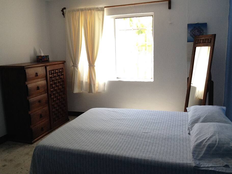 Cuarto con cómoda y cama matrimonial