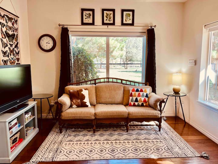 يمكن أن تتسع الأريكة لطفل واحد أو شخص بالغ. كما تتوفر مرتبة هوائية كاملة الحجم.