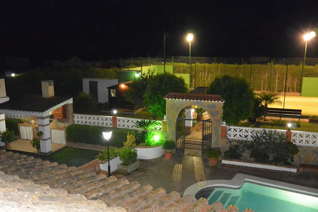 Vista del Exterior de la casa: (Jardín, Barbacoa, Piscina y Pista de Padel privada).