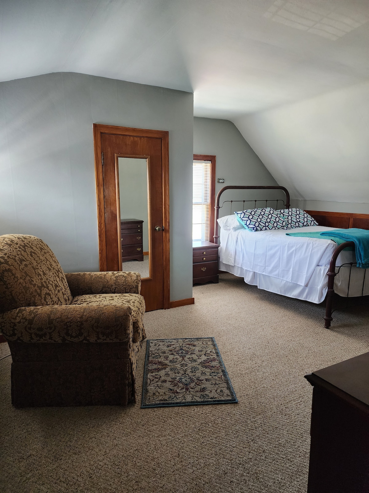 Ზემოთ საძინებელი ორადგილიანი საწოლით.