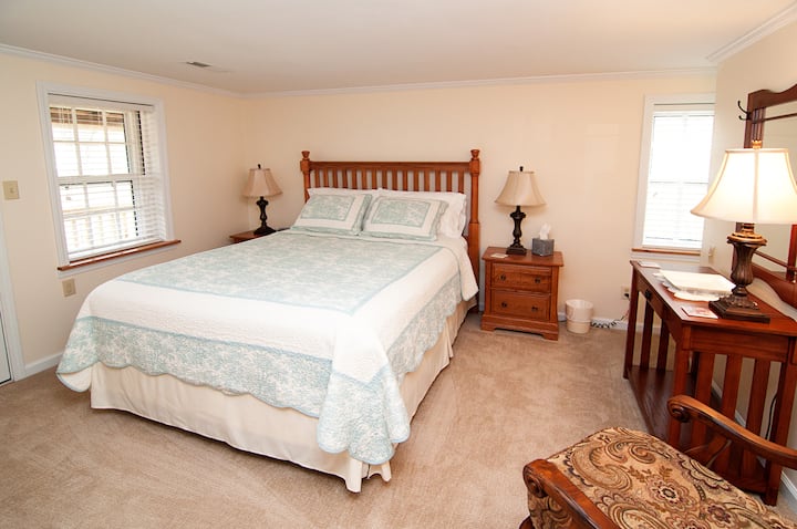 Ფართო ოთახი, ლამაზი მუხის ავეჯი, პირდაპირი წვდომა ვერანდაზე