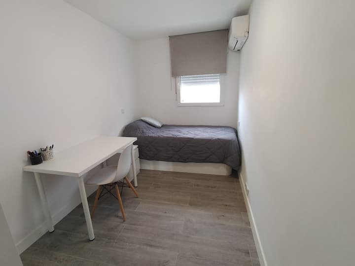 Ნომერი 2 90 სმ საწოლითა და სამუშაო მაგიდით 