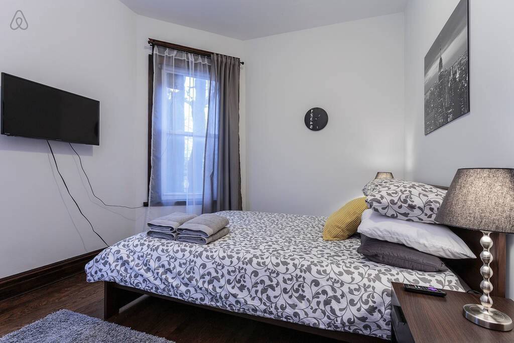 Sunny room, comfortable Queen bed, fresh towels, high ceilings, hardwood floor.