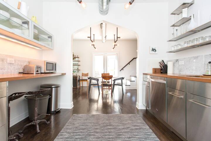 The Roscoe House near Wrigley Field gallery image 2