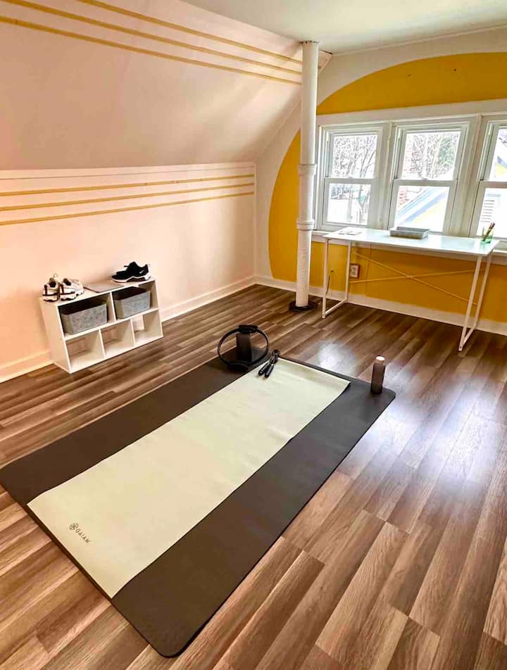 完成した屋根裏部屋、ジム/ワークスペース/ベッドルーム#4、クイーン・エアマットレス付き