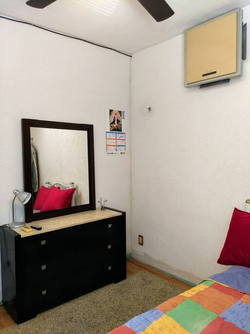 La habitación cuenta con mueble para ropa y aire acondicionado. De momento el uso del mueble de ropa está restringido.
