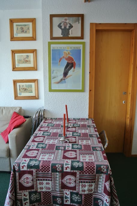 Soggiorno mostra il tavolo da pranzo e la porta della cucina separata e ben attrezzata