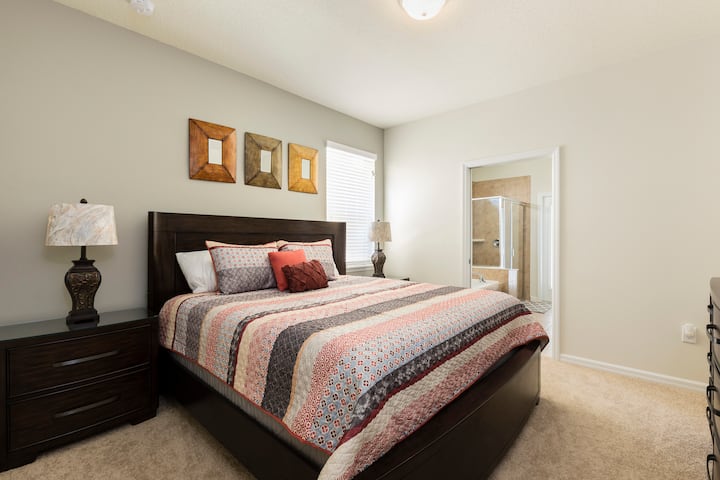 חדר שינה ראשי - מיטת קינג סייז עם חדר רחצה ראשי - למטה