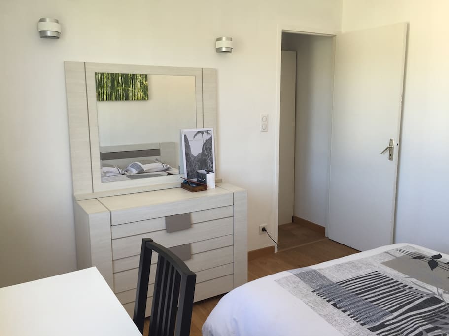 Chambre numéro un : lit double, bureau, commode, glace.